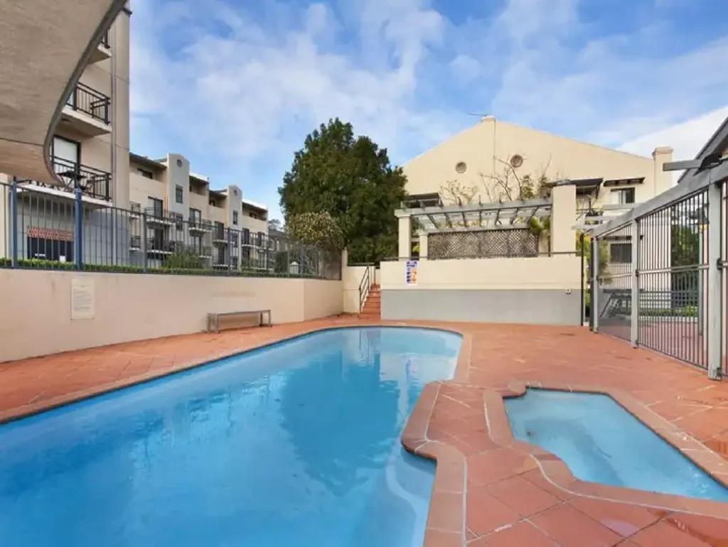 Stylish Top-Floor Apartment with City Views & Resort-Style Facilities