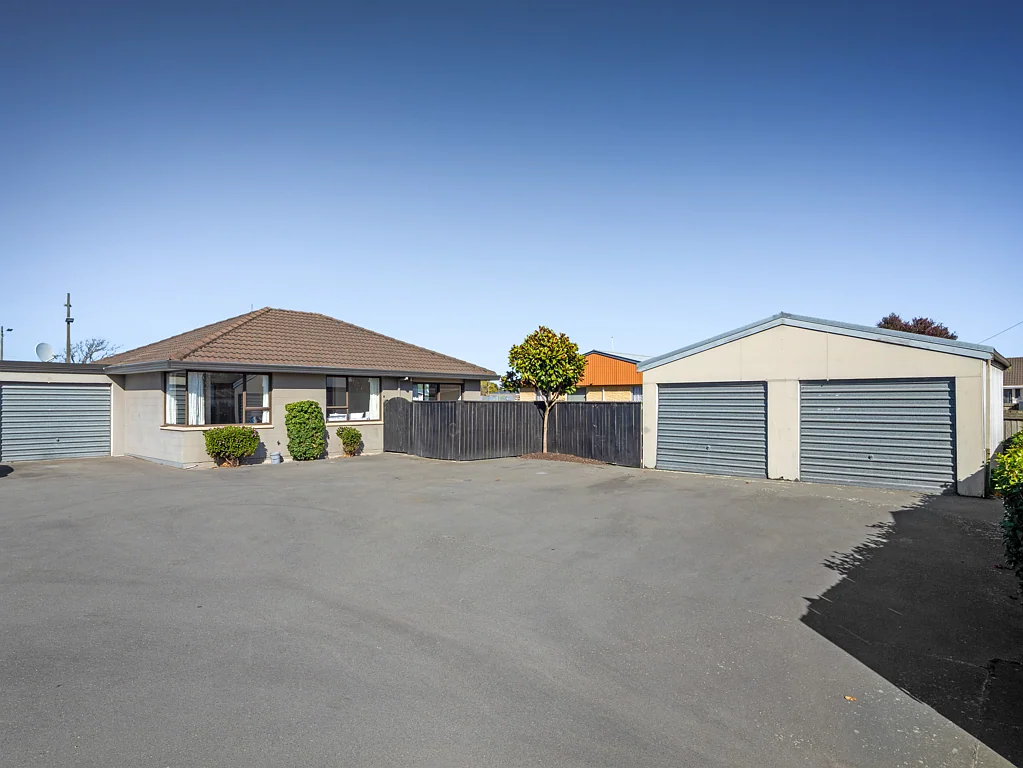 Hornby 3બેડરૂમ Your First Home with 3 car garaging!