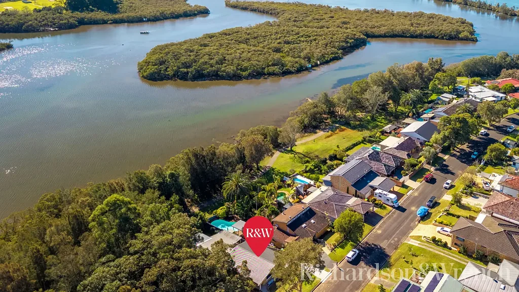 Waterfront Reserve Position in a Peaceful Setting!