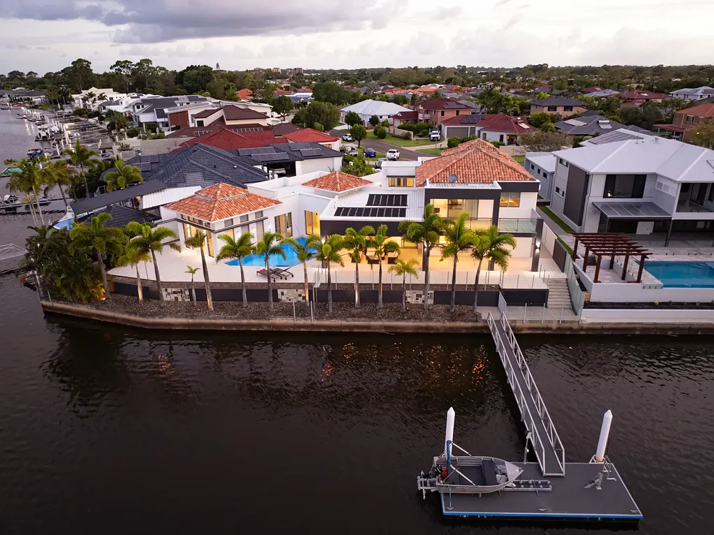 Pelican Waters 4कमरा FIRST TIME TO MARKET: A WATERFRONT MASTERPIECE OFFERING LOCATION, LIFESTYLE & LUXURY!