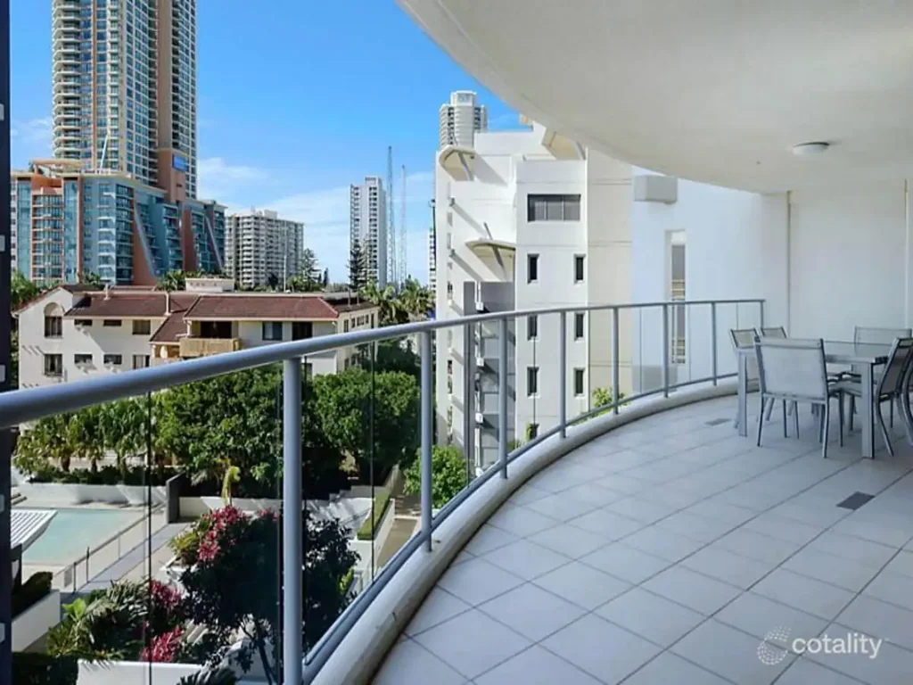 Surfers Paradise 3房  Fully Renovated, 3 Bed, 2 Bath, 2 Car + Storage - Pet Friendly, House-Sized Living, Space, Lifestyle & Exceptional Value!