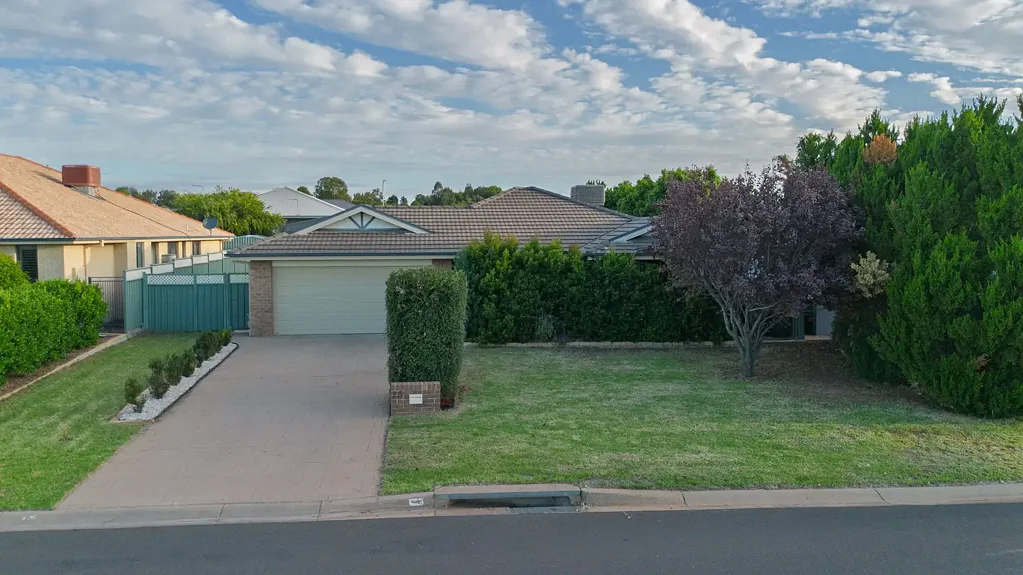Dubbo 4 Bedroom Nothing to do! Ready to move in! Newly renovated! close to shops! 5 x 7 shed!