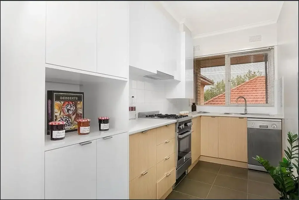 FULLY RENOVATED ONE BEDROOM WITH BAY VIEWS!