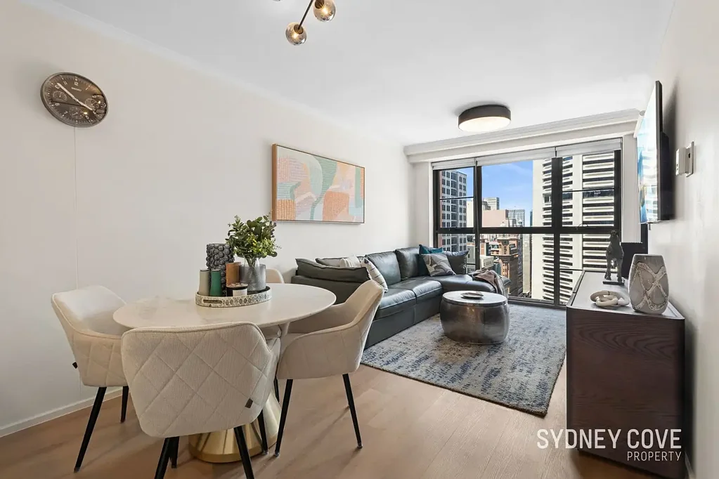 Sydney 1Moenga RENOVATED, IMMACULATE, HIGH FLOOR CORNER APARTMENT IN AN UNBEATABLE LOCATION – THE ASTON