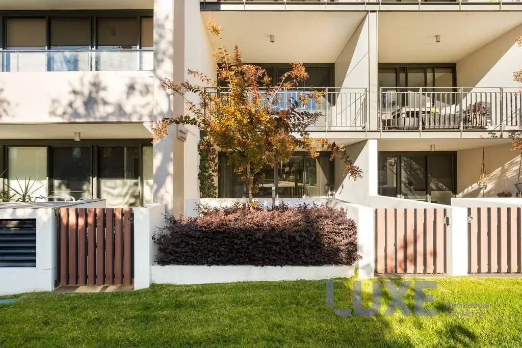 Kingston 2कमरा Modern ground floor apartment with two courtyards!