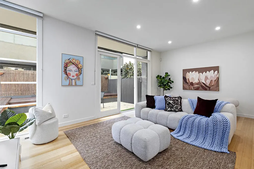 St Kilda West 3ห้องนอน Private Bayside Townhouse with Courtyard Appeal