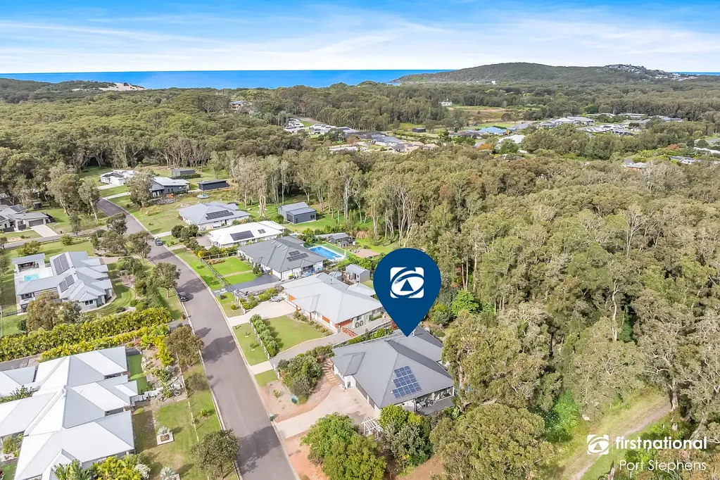 One Mile 5房  Private Acreage Living Just Moments from One Mile Beach