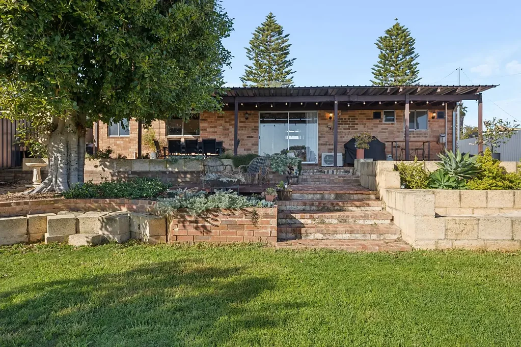 Heathridge 4 Bedroom Cool, Calm & Comfortable . . .
