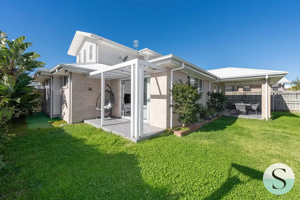 Caves Beach 5房  Winning … Newer, with Ground Level Living. Closer to the Surf, Sand, Caves Bar & Bungalows Hotel & Caves Cafe Scene. Van+Boat Parking Potential!