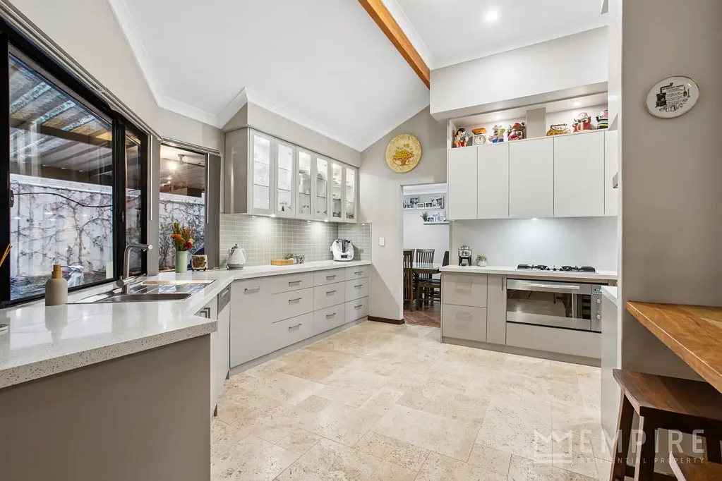 Spearwood 4 Slaapkamer Custom Designed Mediterranean Inspired Family Living!