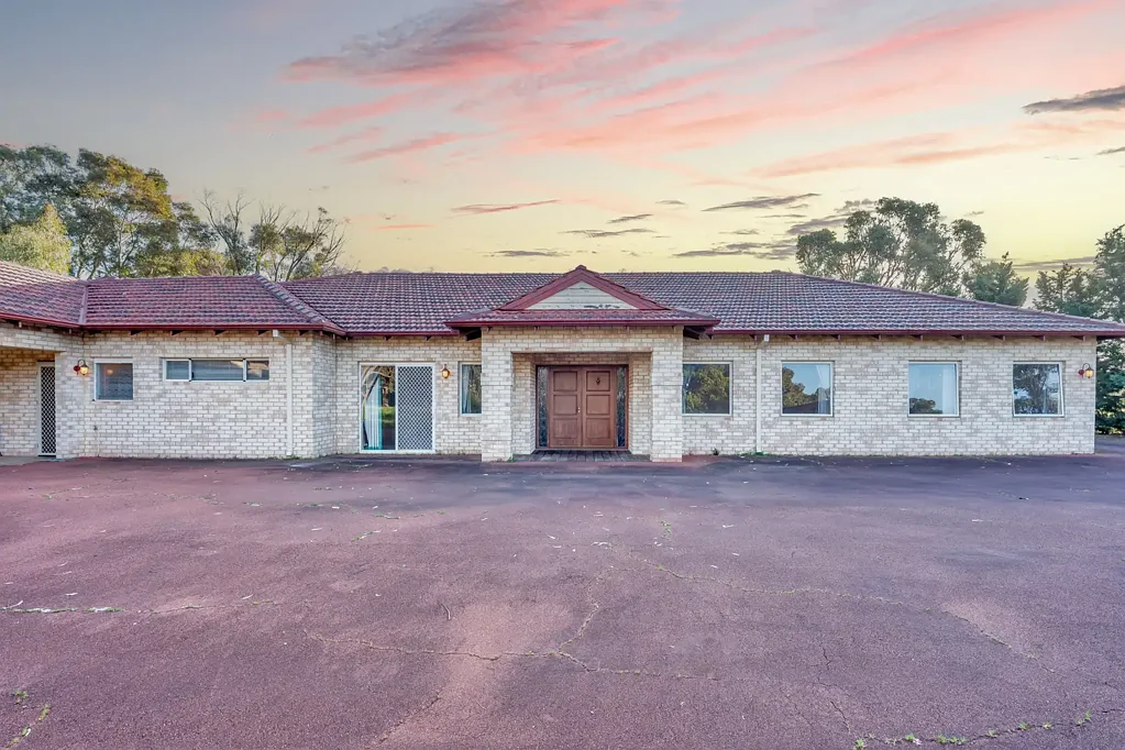 Baldivis 5Habitaciones Elevated rural living with stunning lake views and future potential.