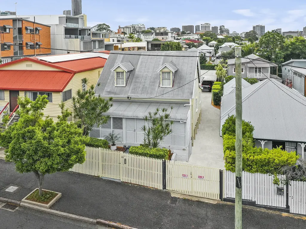 New Farm 4房  稀有 577平方米 LMR 2 分区住宅，位于 New Farm 的中心  Rare 577m² LMR 2 Zoned home in the Heart of New Farm