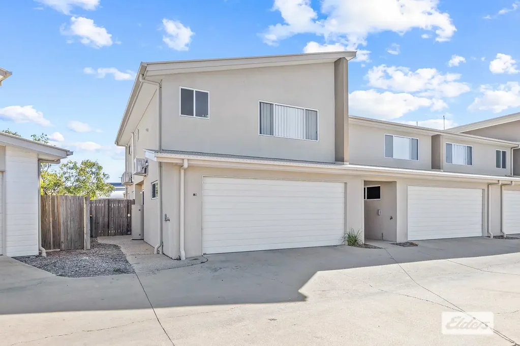 Emerald 3Habitaciones Modern, Low- Maintenance Living in a Prime Location!