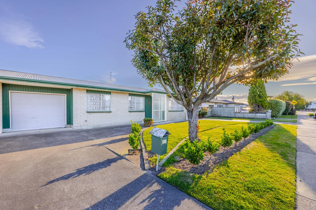 Camberley 2房  Two bedrooms, two driveways