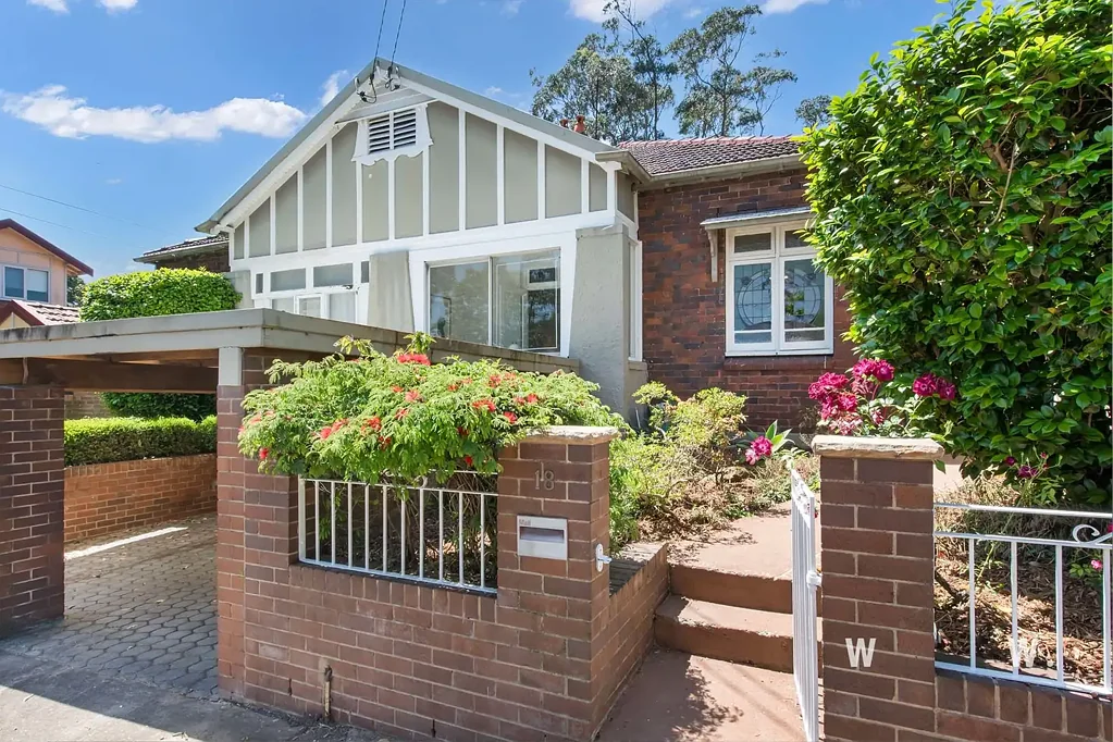 Drummoyne 2房 East Drummoyne便利地址 两卧半独住宅 高挑华丽吊顶 宽敞暖房 私人景观花园 滨水绿地近邻 Timeless Semi-Detached Gem in East Drummoyne