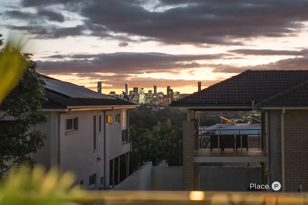 Murarrie 3બેડરૂમ Executive Tri-Level Living Featuring Private Balcony & Elevated City Scenery