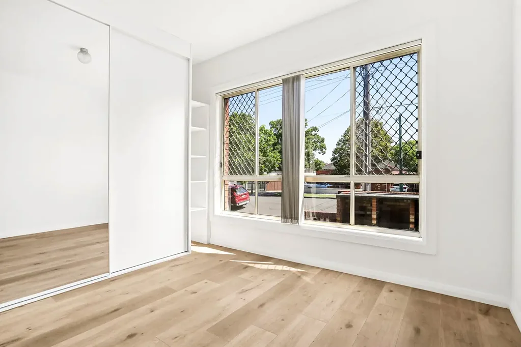 FRESHLY PAINTED 2 BEDROOM APARTMENT