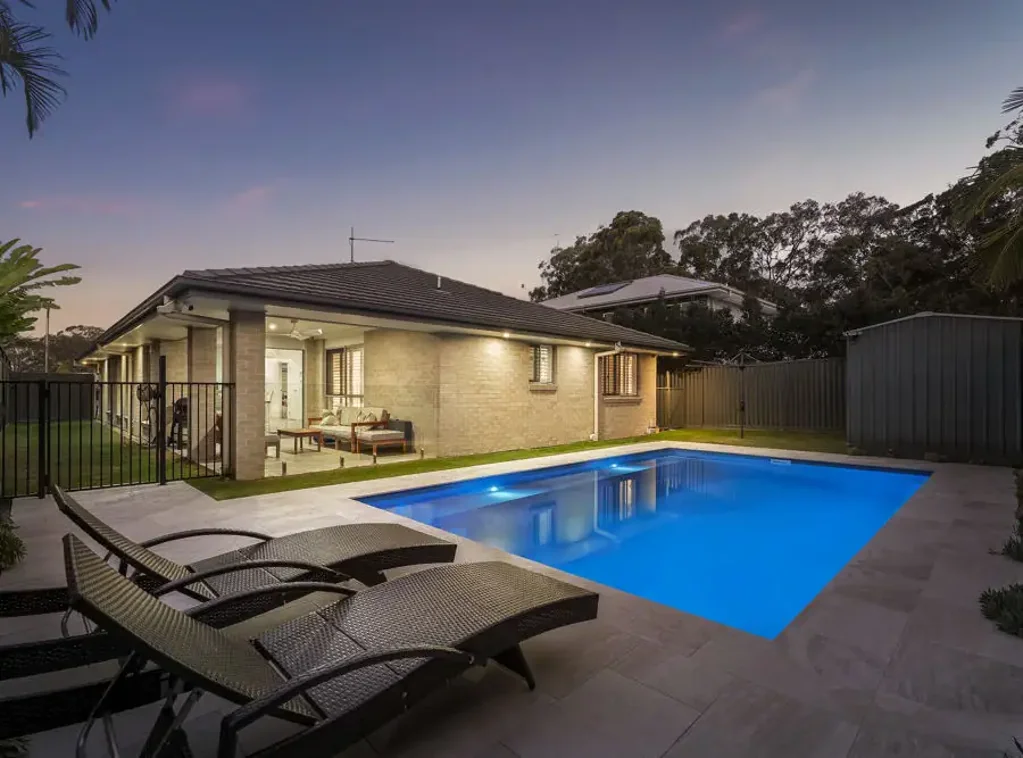 Sandy Beach 4chambre Contemporary Family Living With Resort-Style Pool...