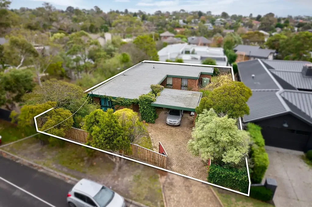 Mount Eliza 3房 黄金地段近商圈 767㎡平地巨幅 双车棚待建 3卧2卫潜力无限 Great Opportunity in Fabulous Mount Eliza