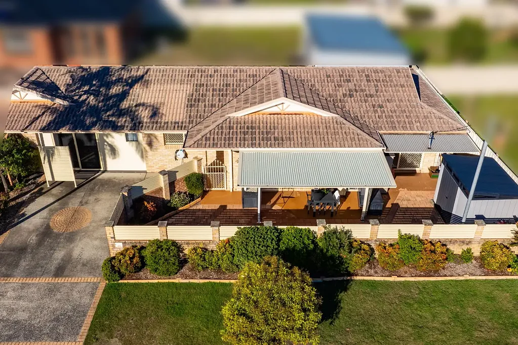 Long Jetty 3Kwarto Torrens Title Beachside Duplex – Rare Double Garage Converted to Sleepout – North Facing