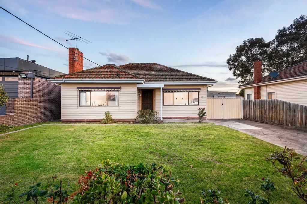 Fawkner 3房 669sqm朝北地块 安全driveway 步行公园 翻新潜力大 中心地段便捷 A Rewarding Landholding on the Border of Coburg North