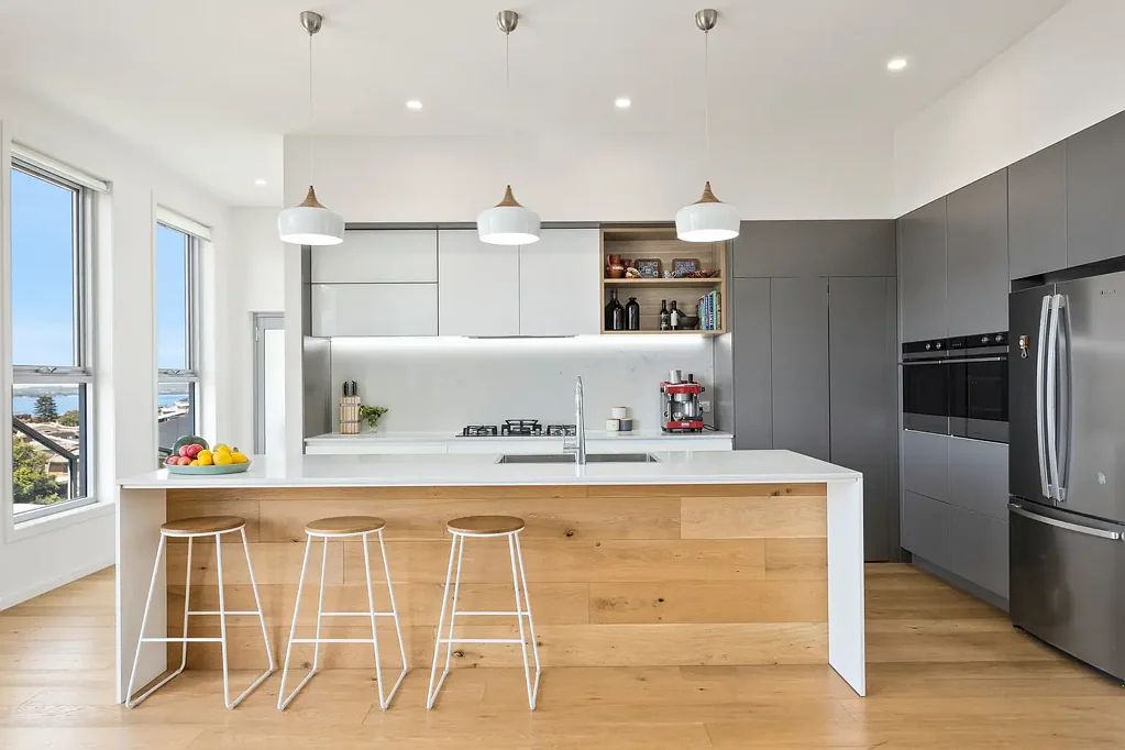 Lake Heights 4 Slaapkamer Architectural Elegance with Ocean and Lake Views