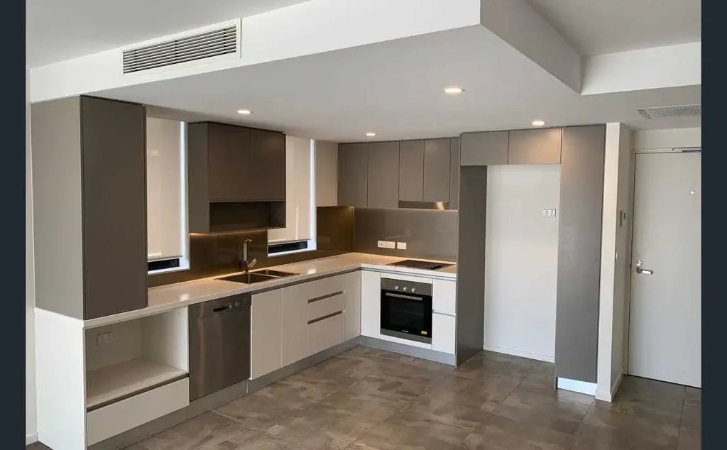 East Brisbane 1房 East Brisbane活力地段 75m²宽敞布局 现代厨房石材台面 城市景观阳台 地下安全车位 大楼屋顶泳池 步行生活便利 Elevated Living in the Heart of East Brisbane