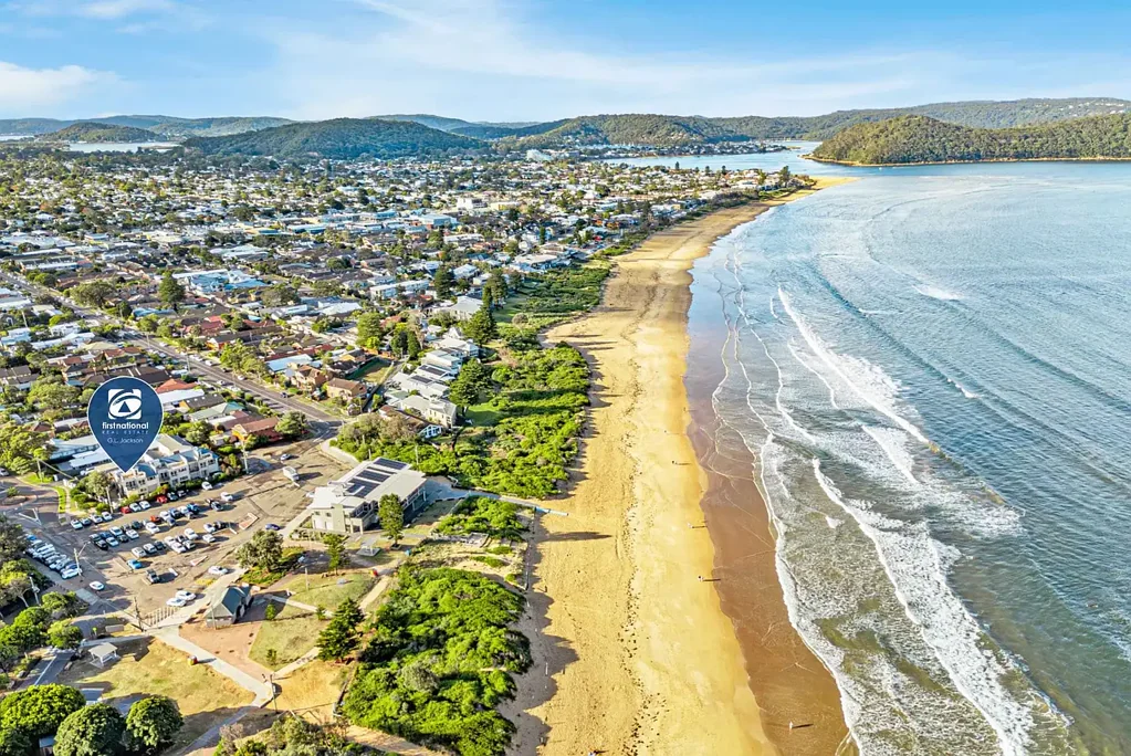 Umina Beach 3 Slaapkamer Beachfront Reserve | Tri-Level Living | Premium Convenience