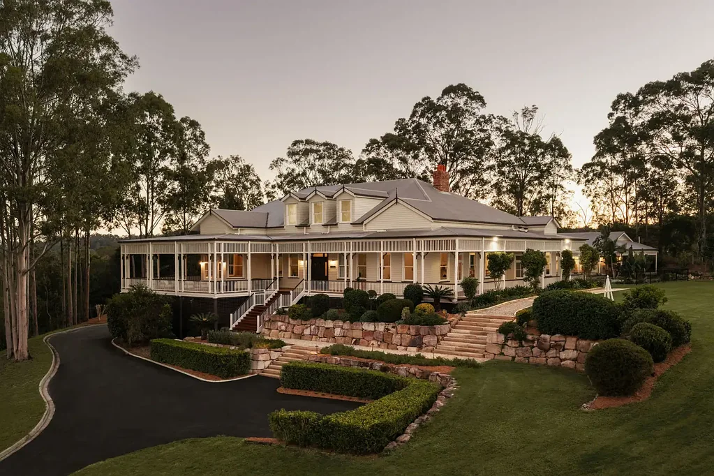 Pullenvale 8房 St Johns: 昆士兰州地标性遗产，充满特色、温情与灵魂 St Johns: A Landmark Queensland Legacy Rich with Character, Heart and Soul