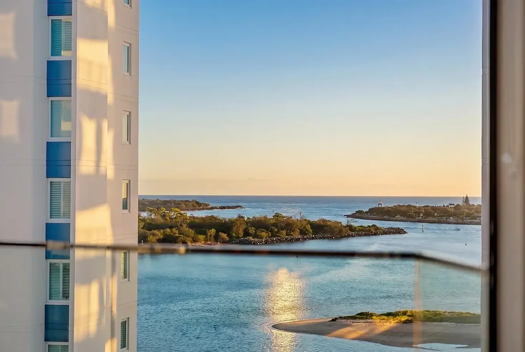 Labrador 2chambre Wake Up to Sweeping Broadwater Views | Boutique Coastal Living with Space, Style & Convenience