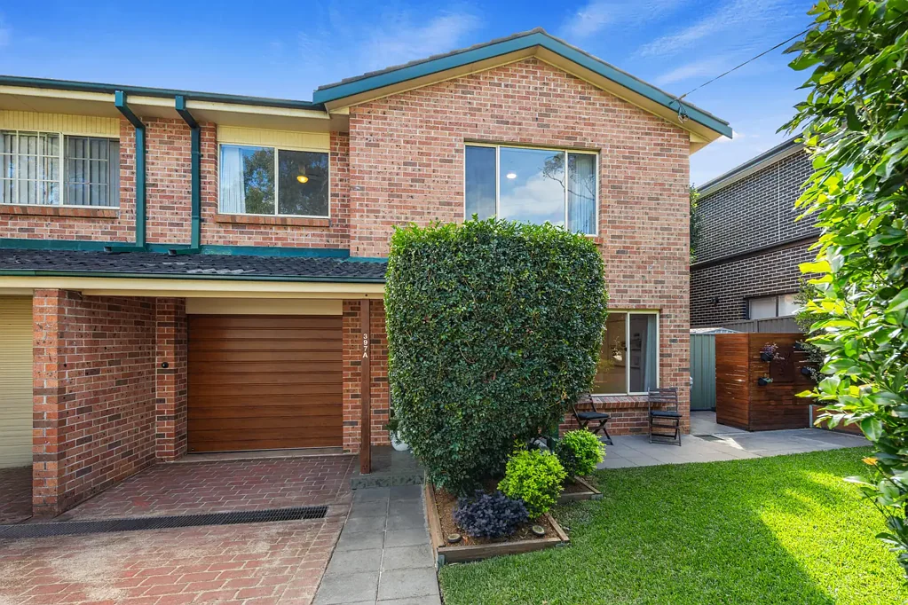 Kirrawee 3房 家庭友好社区 精心翻新联排 宽敞空间时尚设计 低维护生活 私密绿树景观 毗邻公园绿地 三卧两卫套间 太阳能电池板 开放式起居区 室内外无缝流动 低维护后院娱乐 PARKSIDE LIVING OFFERING SPACE, PRIVACY & EVERYDAY CONVENIENCE