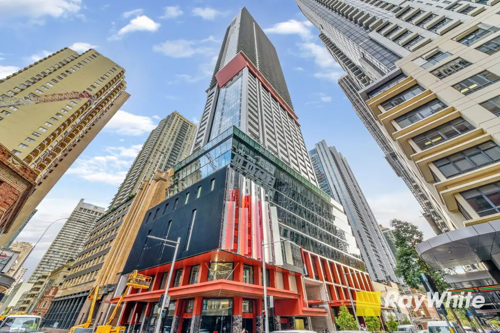 Sydney 2房 绿地中心29楼尊贵公寓 拐角位置floor-to-ceiling玻璃墙 自然光满溢 宽敞生活空间 高级装修品质 设计师浴室 度假式设施 终极舒适 reverse-cycle ducted空调 24小时礼宾服务 安全系统 无与伦比地理位置 海德公园&博物馆近在咫尺 教育卓越 高端城市生活方式理想选择 Luxury City Living in the Heart of Sydney CBD