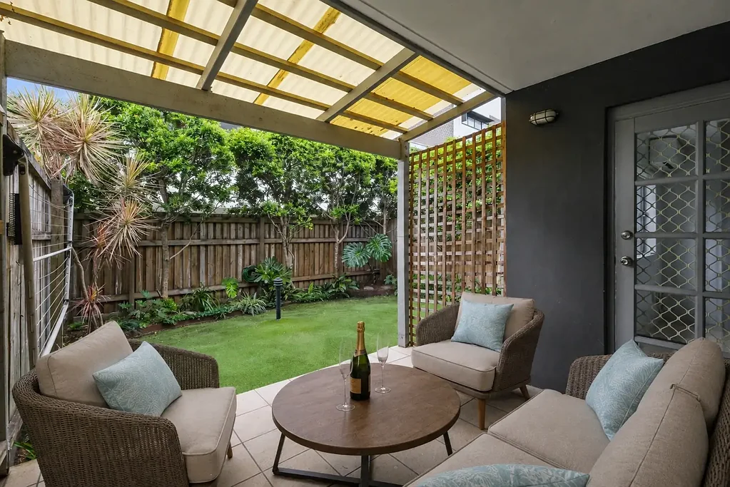 West End 2房 优越位置的稀有地面层公寓 RARE GROUND FLOOR UNIT IN PRIME POSITION