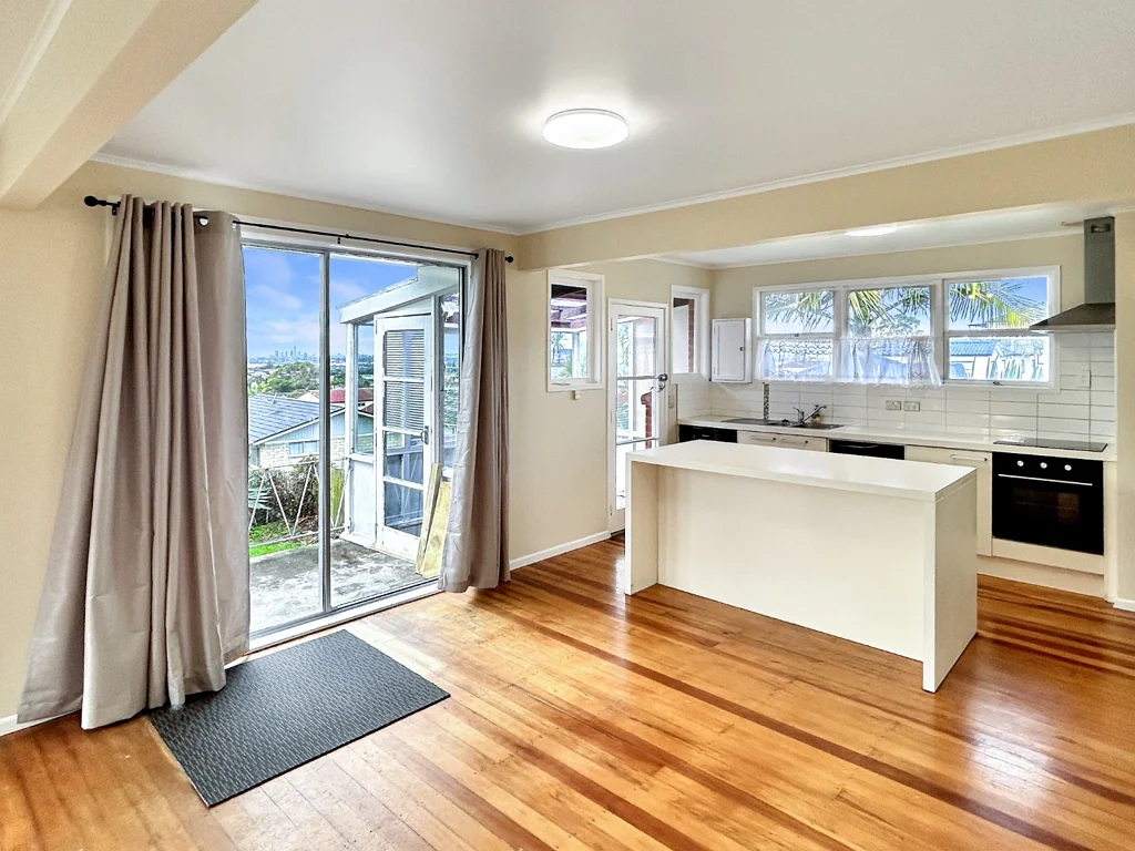 Spacious Glendene Home with Sky Tower Views - Perfect for Extended Family or Working from Home