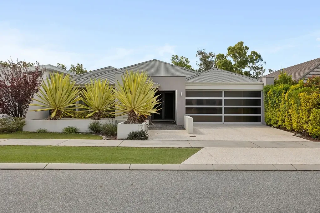 Aveley 4Phòng ngủ Built to Show Off the Builder's Best, Now It's Yours to Live In
