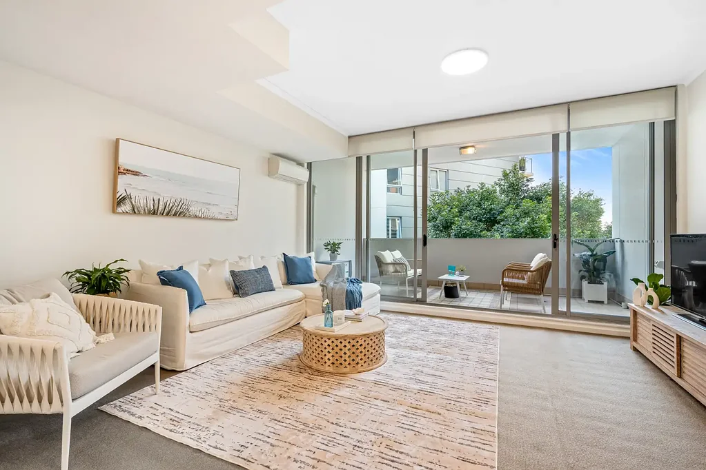Dee Why 2ห้องนอน Modern Split-Level Residence with North Facing Terrace Plus Separate "Work from Home" Office!