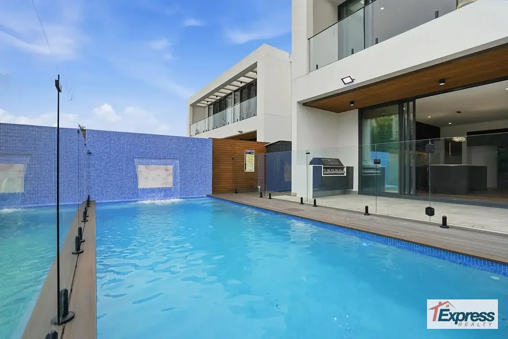 BRAND NEW 270SQM HOUSE-LIKE LUXURY DUPLEX WITH LIFT, POOL & NORTH-FACING GARDEN