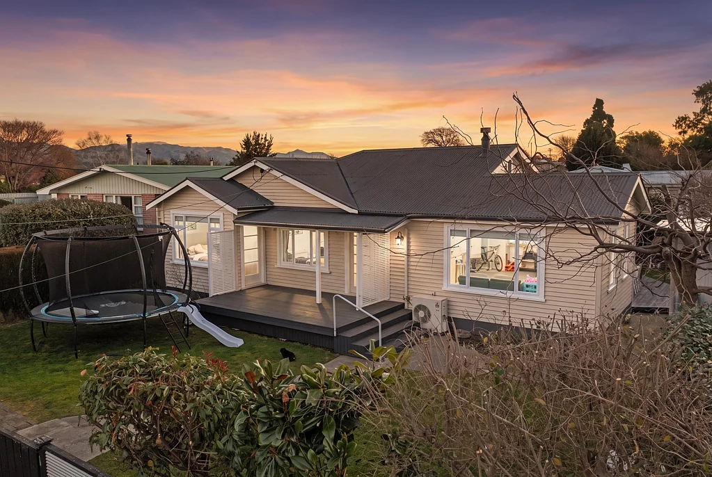 Redwoodtown 4 Bedroom Character, Space & a Separate Sleepout!