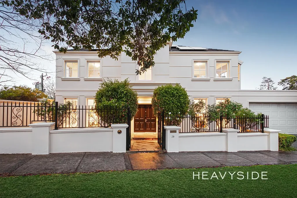 Surrey Hills 4غرفة نوم Circa 2000 – Modern living | Dual Street frontages | Sweeping views to Wattle Parkland