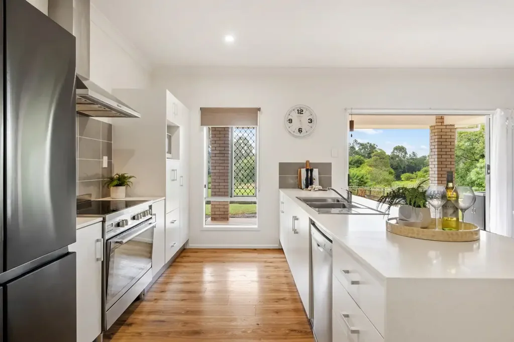 Waterford 4ห้องนอน Immaculate Family Home with River Frontage - Boaties Paradise - Acreage Living at its Best