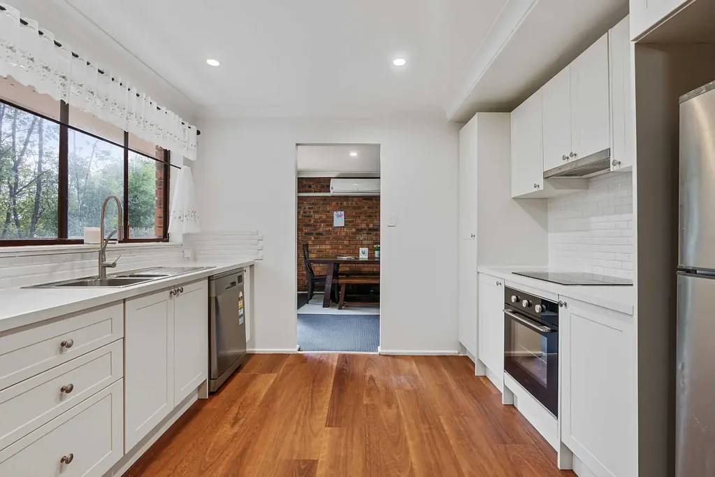 Orange 4chambre Stylish Updates, Spacious Living & Convenient Location