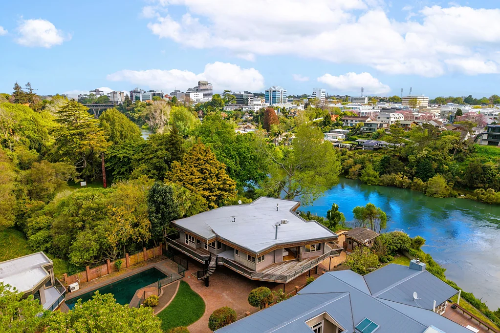 Claudelands 7ਬੈੱਡਰੂਮ Grand riverfront retreat – Rare Claudelands Estate