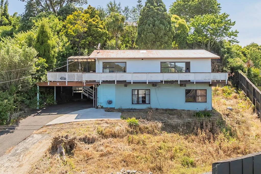 Northcote 3房 视野、地段与潜力兼备的隐藏瑰宝！地下室与露台扩展生活维度，区位交通无可挑剔！ Don’t judge a book by it’s cover – Must be sold!