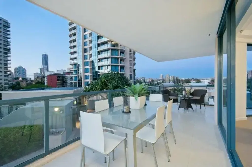 Kangaroo Point 3房 Moreton View河畔奢居 朝北采光充沛 河景城市景观 170㎡阔绰空间 度假村级设施 Dockside核心地段 CBD咫尺之遥 Renovated North-Facing Waterfront Living in the Heart of Dockside