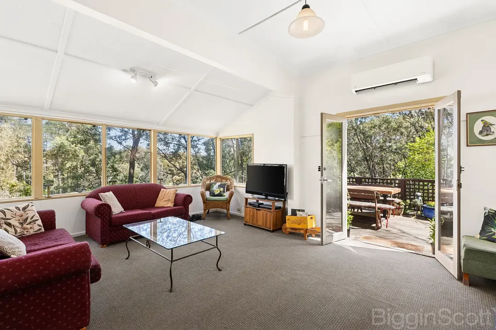 Hepburn Springs 2房  Hepburn Springs Cottage on Desirable Land with Scenic Views and Redevelopment Options