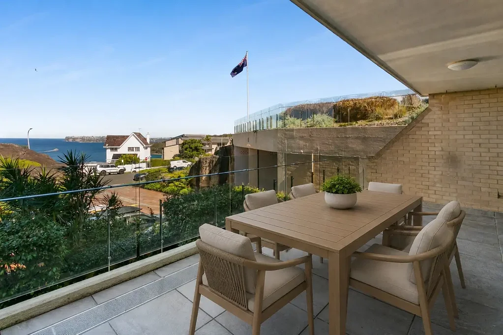 House-Like Proportions with Spectacular Harbour Views