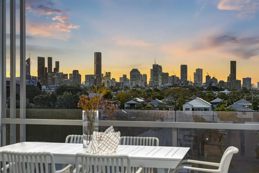 Coorparoo 3房 白天城市美景，夜晚壮丽日落 City Views by Day, Spectacular Sunsets by Night