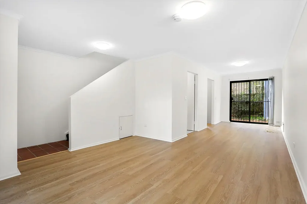 ***FULLY RENOVATED 2 BEDROOM TOWNHOUSE****