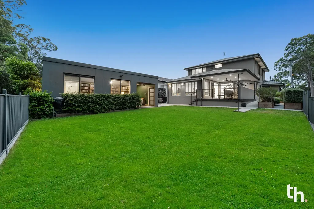 Croudace Bay 5ห้องนอน The Ultimate Family Lifestyle Offering — Expansive Double-Storey Home with Workshop/Studio