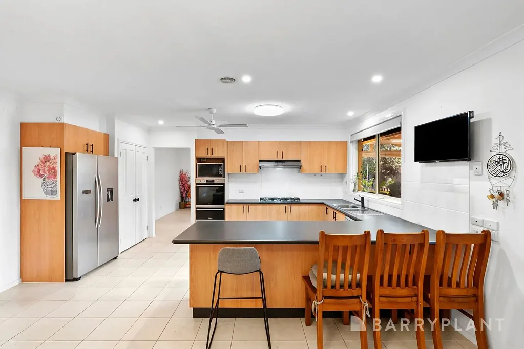 Tarneit 4 Bedroom Spacious Family Living within the Cambridge Primary School Zone!
